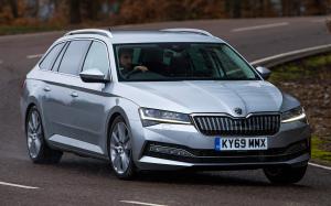 Skoda Superb iV Combi 2019 года (UK)